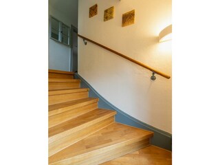 Die geschwungene Treppe verbindet Ober- und Erdgeschoss