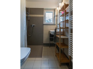Bäder auf beiden Etagen mit bodengleicher Dusche.