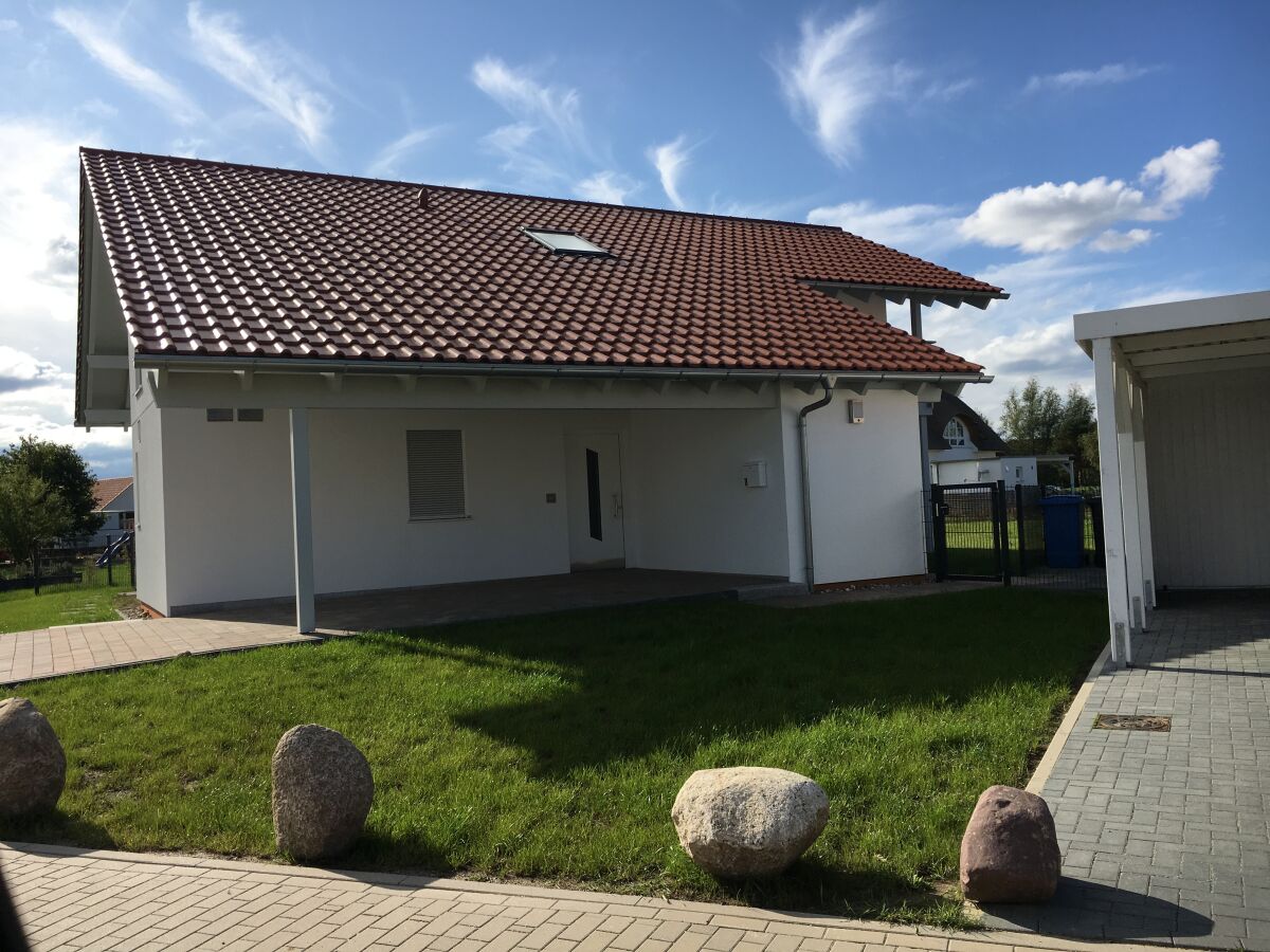 Villa Kleine Welle" - Eingangsbereich mit Carport