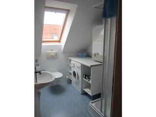 Badezimmer mit Waschmaschine