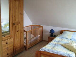 Elternschlafzimmer mit Kinderbett