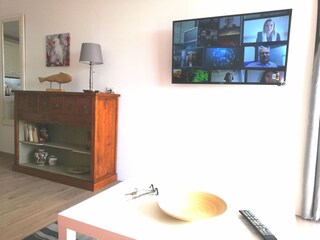 Moderner Flachbildfernseher im Wohnraum