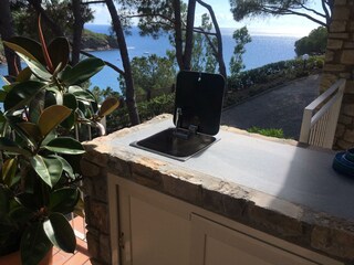 Die Arbeitsplatte mit Wasserhahn auf der Terrasse