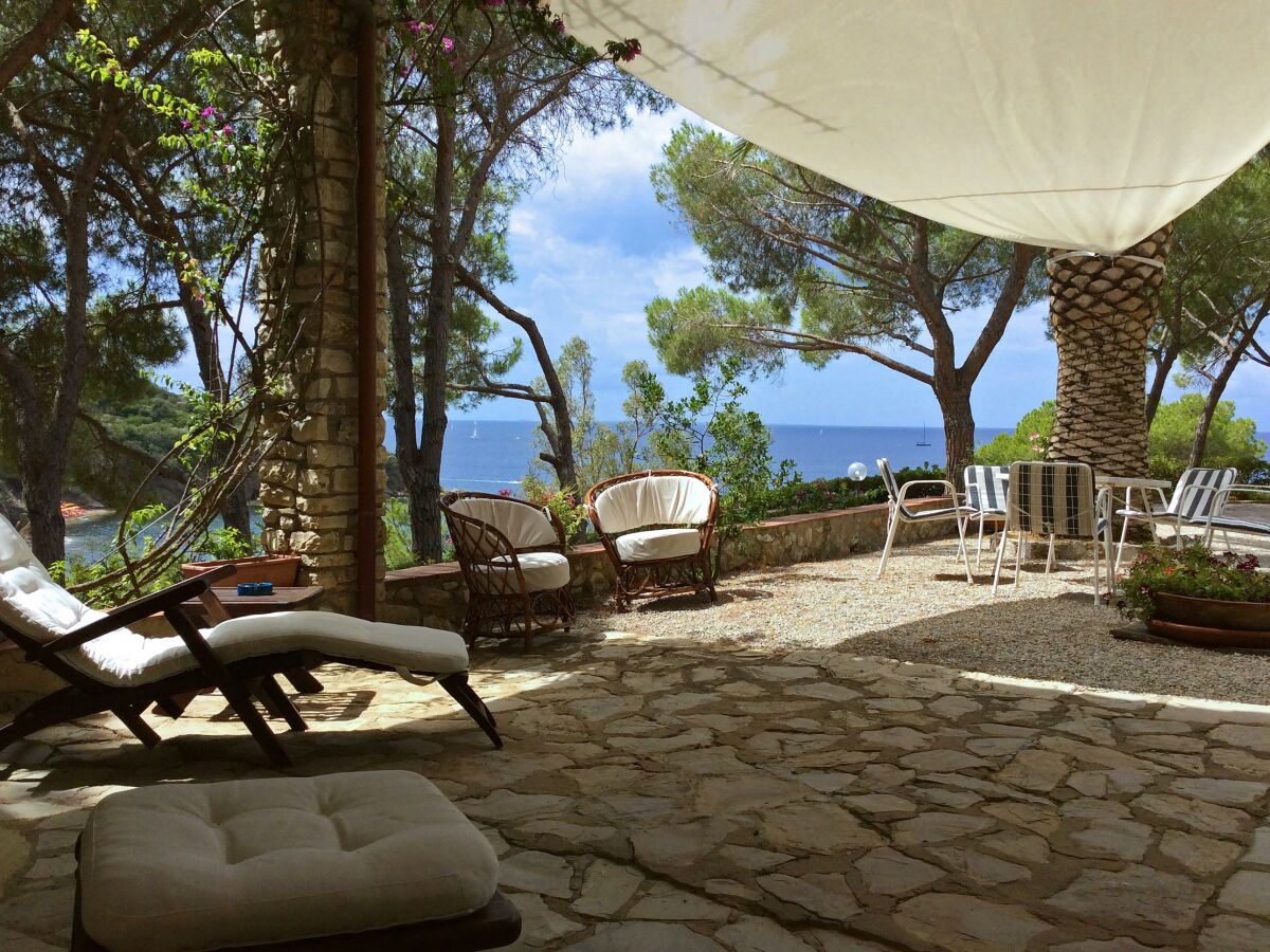 Ein Platz zum Wohlfühlen - die Terrasse am Eingang.