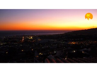 Sonnenuntergang aus dem 180cm breiten Wohnzimmerfenster