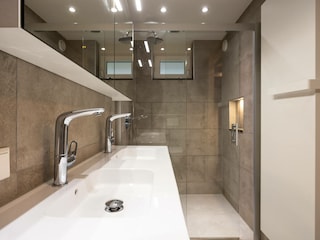 Das Badezimmer mit Regendusche im Erdgeschoss