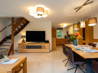 Der Wohn- und Essbereich mit dem 65"-TV