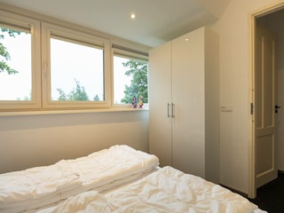 Drittes Schlafzimmer mit Doppelbett und Kleiderschrank