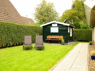 Die Ruhebank vor der Gartenhütte