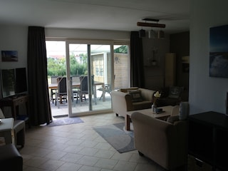 Wohnbereich - große Schiebetür zur Terrasse