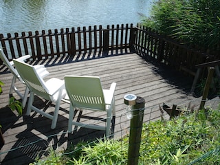 kleine Terrasse am Wasser