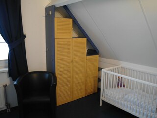.. . mit Schrank und Babybett