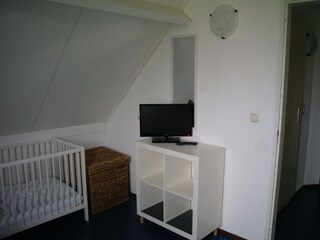 2. TV im großen Schlafzimmer