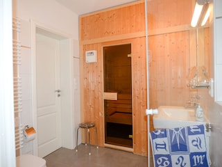 Badezimmer mit Sauna im EG.