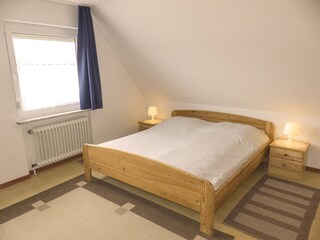 Schlafzimmer Nr.1, mit Rolladen