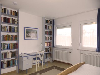Schlafzimmer Nr. 1, Bücherregal