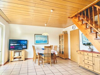 Wohnzimmer: TV und Essplatz