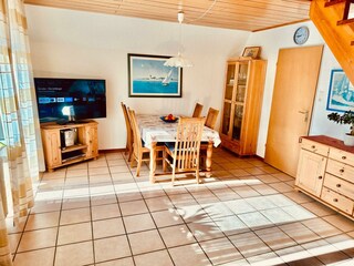 Wohnzimmer, Essplatz und TV