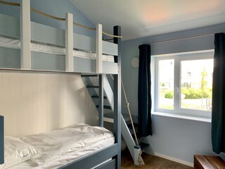 Schlafzimmer mit Hochbett (3 Einzelbetten)