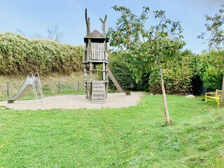 Öffentlicher Spielplatz hinter dem Haus