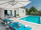 Terrasse mit Pool