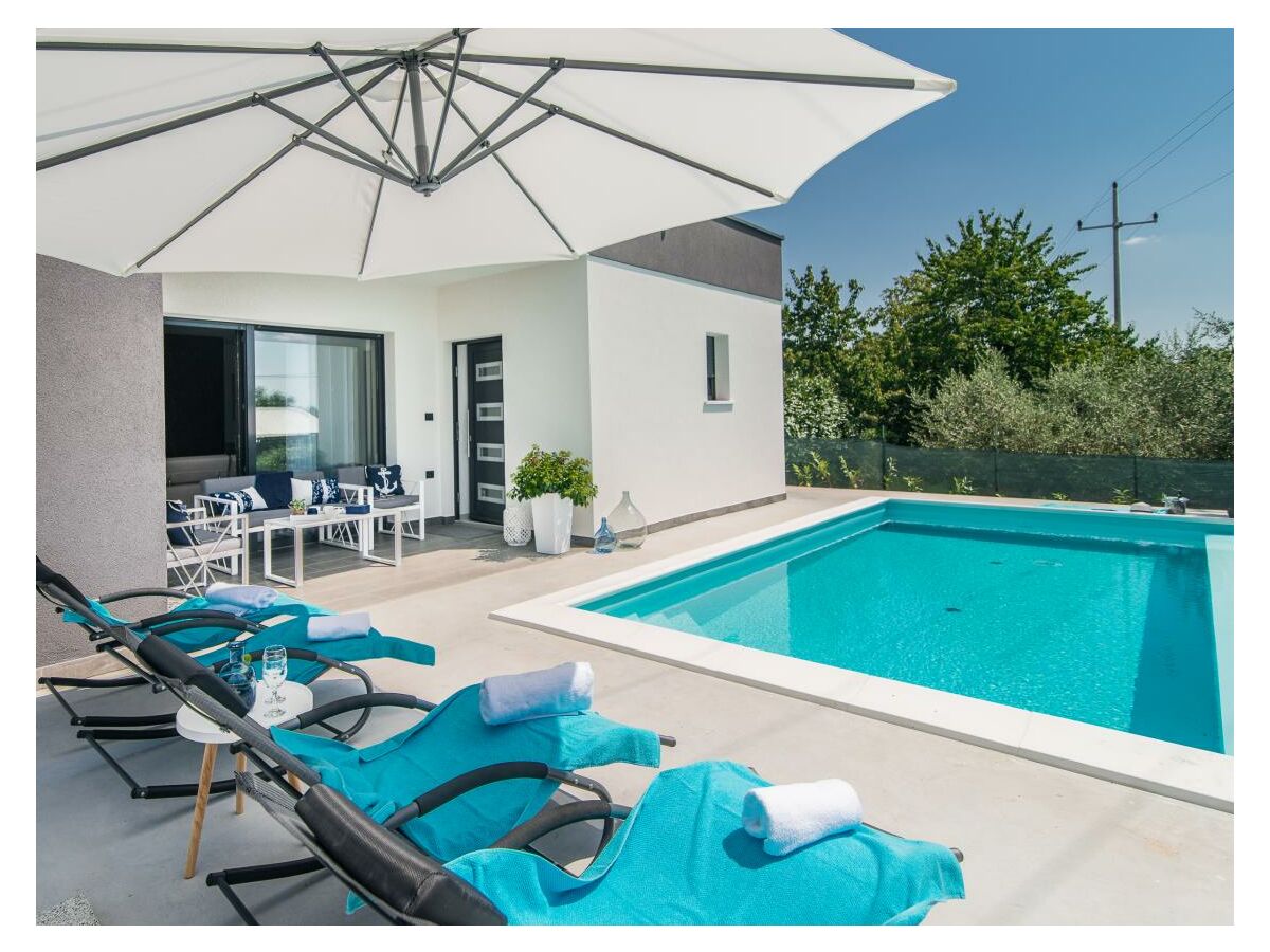 Terrasse mit Pool