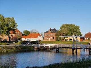 Hafen mit Fußgänger Brücke