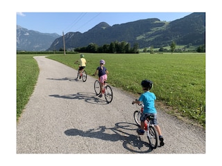 Der Radweg führt direkt bei Ihrer Ferienwohnung vorbei.