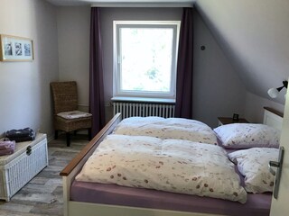 Schlafzimmer mit Doppelbett (180/200m)