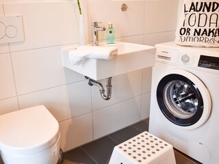 Gäste-WC mit Waschmaschine im EG
