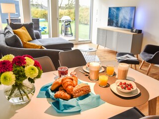 Wohnzimmer mit Philips Ambilight TV