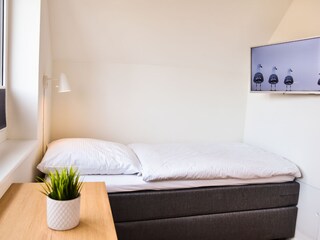 Schlafzimmer mit zwei Einzelbetten (90x200cm) und TV