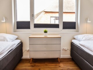 Schlafzimmer mit zwei Einzelbetten (90x200cm) und TV