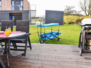 Terrasse mit Webergrill Q3000 und Fuxtec Bollerwagen