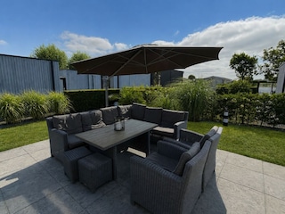 gemütliche Sitzecke mit Sonnenschirm