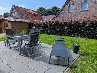 Terrasse mit Gartenmöbeln