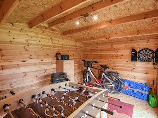 Gartenhaus mit Kicker und Darts