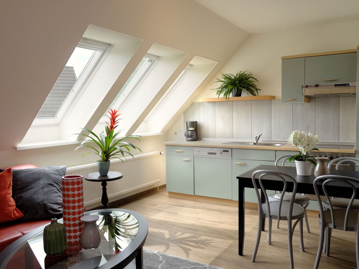 Wohnzimmer mit Küche und Essbereich