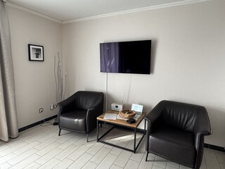 gemütliche Sitzecke mit TV und Internet Radio
