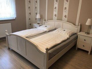 Schlafzimmer mit Doppelbett