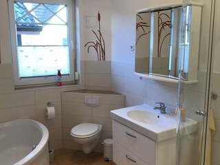 Großzügiges Bad mit Runddusche und Eckbadewanne