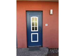 Hauseingang mit Klingel und Außenlicht