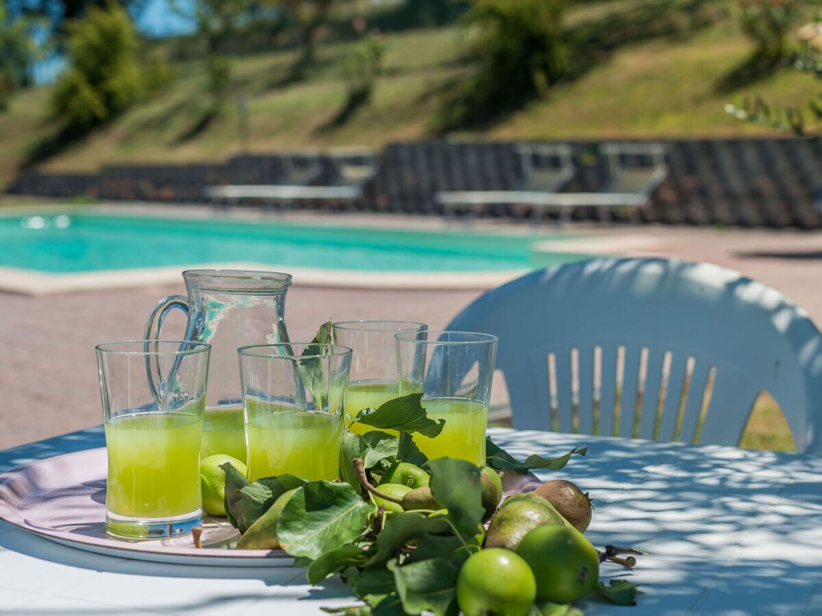 Casale Lucy - Outdoor-Tisch im Poolbereich