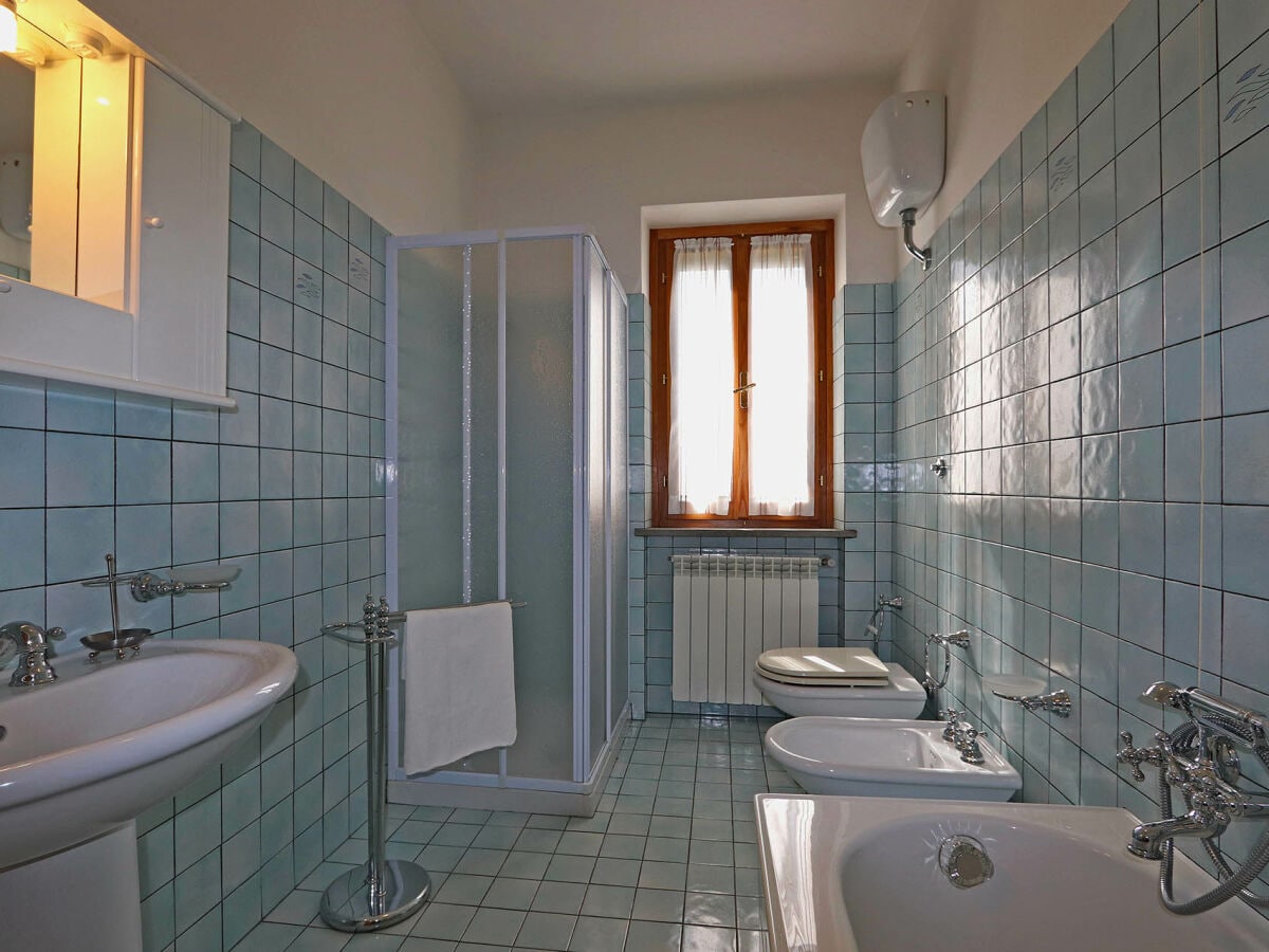 Casale Lucy - Badezimmer mit Badewanne und Dusche