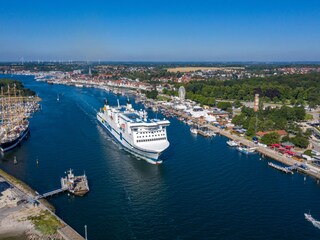 Die Trave mit Priwall und Passat und den großen Fähren