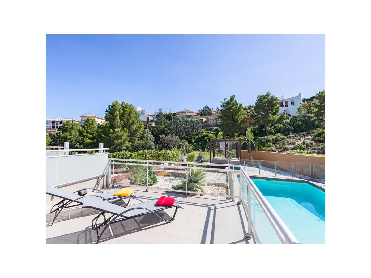 Terrasse vor Wohnzimmer, kindersicherer Pool mit Geländ