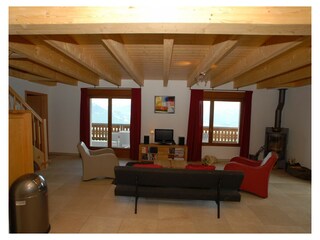Wohnzimmer mit großem Balkon