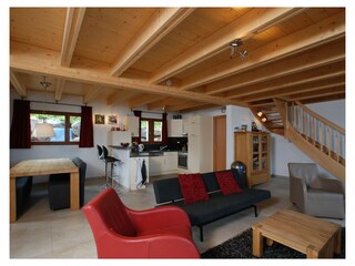 Wohnzimmer mit offener Küche
