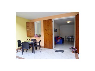 Terrasse der Villa im Erdgeschoss mit Grill