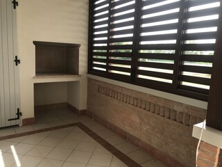 balcone con barbecue